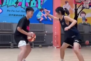 男生和女生籃球單挑，男生牽著女生手趁她害羞時(shí)過(guò)掉她