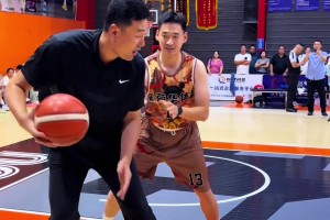 CBA八冠中鋒蘇偉開(kāi)班傳授低位技巧 一個(gè)轉(zhuǎn)身直接過(guò)人????