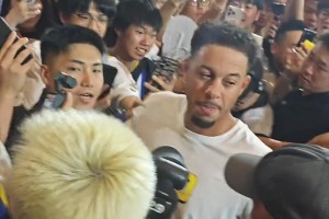 賽斯庫(kù)里也是庫(kù)里！小庫(kù)里隨哥哥中國(guó)行 被球迷團(tuán)團(tuán)圍住動(dòng)彈不得