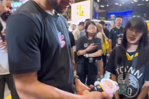 下血本了！??一女球迷送庫里定制版潮玩Labubu！