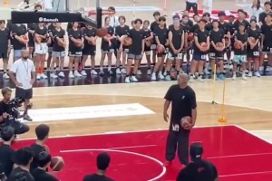 期待ing！八村給青少年們演示后撤步跳投