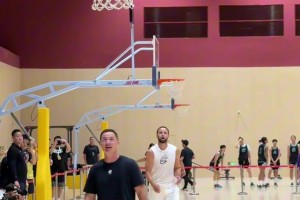 庫里：屏幕前的老鐵你們覺得我能帽到嗎？