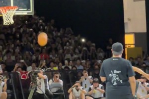 真寵粉！庫(kù)里又給球迷秀了一記自拋雙手掛筐背扣+中圈logo三分