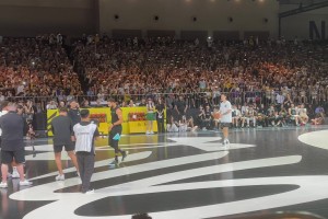 簡(jiǎn)直日天了！庫(kù)里L(fēng)OGO三分抬手就有，現(xiàn)場(chǎng)球迷一片驚呼！