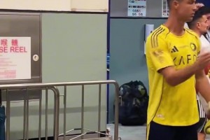 ??成都vs河南賽后看臺沖突，球迷扔水瓶砸中河南隊人員