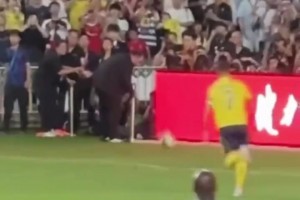 成都球迷用水瓶扔河南球員后，看臺上還發(fā)生了球迷沖突