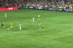 C羅球迷沖場完整版：有球迷被摁住，有人沖到C羅身邊但沒合上影