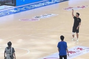鄧超在姚基金慈善賽賽前訓(xùn)練投籃 雖然好幾個(gè)打鐵但水平也不錯(cuò)吧