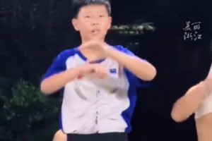 非常的專業(yè)哈！諸暨13歲小孩哥當(dāng)籃球裁判硬控全場(chǎng)~