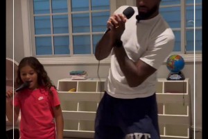 保羅喬治和女兒一起跳舞，有人發(fā)現(xiàn)他腿上的鋼釘了嗎？