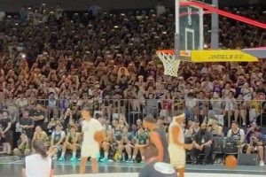 勉扣之王！庫里接弟弟傳球，兩次嘗試后才將球摁進(jìn)籃筐??