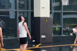 得分王訓練還這么賣力！亞歷山大在教練安排下狂練俯臥撐超級喘