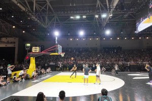 金州拉文寵粉??球迷起哄：Dunk！ 庫(kù)里秀轉(zhuǎn)身雙手自拋?zhàn)钥? >
                                        </div>
                                    </div>
                                                                        <div   id=