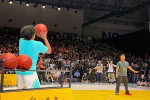 中國(guó)男籃未來(lái)之星！混血球員朱正與庫(kù)里同場(chǎng)比賽 右側(cè)三分5連中