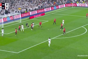 左路繼續(xù)造險！維尼修斯下底傳中，姆巴佩射門太正被抱住