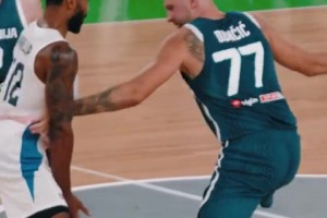 東契奇出戰(zhàn)與英國的熱身賽 對手甚至祭出了“夾手”防守????