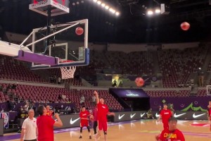 中國(guó)男籃現(xiàn)在熱身投籃太準(zhǔn)了！跟以前完全不是一個(gè)畫風(fēng)