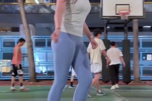 瑜伽褲有加成！??野球場肘姐：跟我一組，我來負(fù)責(zé)得分