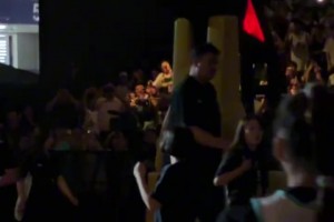 夢(mèng)幻聯(lián)動(dòng)！姚明現(xiàn)身庫里中國行活動(dòng)現(xiàn)場，引得球迷陣陣歡呼！