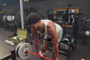 夠拼的！塔圖姆還未痊愈 穿著保護(hù)靴也要練上肢力量