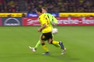 ??諾伊爾秀起來，對手連看到球的機(jī)會都沒有！