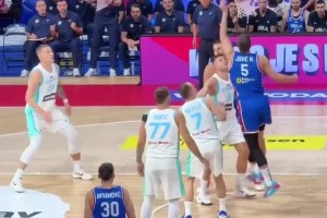 難怪叫約老師！約基奇展現(xiàn)歷史級手活 隨手一拋輕取兩分????