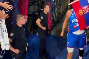 大胃袋這一塊??約老師衣服一撩肚腩就兜不住了