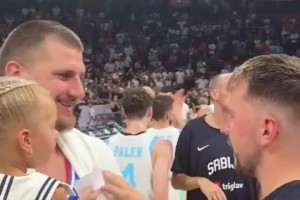 雙胖友誼長存！東契奇賽后和約基奇的小女兒來了個擊掌