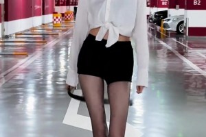 這誰還敢?。≡S諾身穿黑絲手拿皮鞭：讓我看看誰練球偷懶呢？