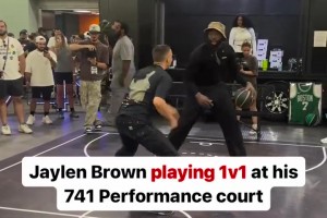 杰倫-布朗和球迷玩單挑，絲滑運(yùn)球操作輕松投籃得分