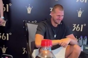 我可是職業(yè)球員！約老師笑著擺手拒絕球迷遞來的可樂????