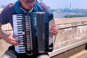 體音美全面發(fā)展？張兆旭曬彈手風琴視頻：換賽道了家人們~