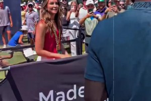 庫里背投這么準的嗎？全場都沸騰了！