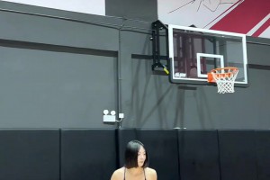 一豐滿小姐姐曬視頻：學了一下王俊杰的翻身后仰跳投??