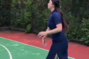 穿旗袍打球這韻味，肘子姐可太會整活了