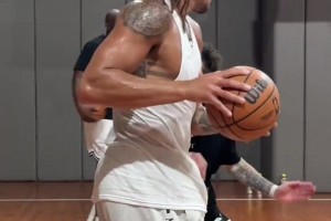 美式王俊杰??戈登中國(guó)行期間保持自律，暴汗訓(xùn)練肌肉線條完美！