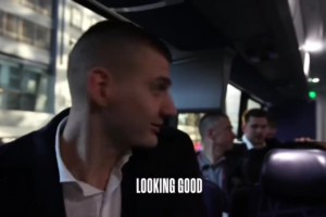 夏天都要為國(guó)家而戰(zhàn)！名場(chǎng)面：青澀的約基奇和東契奇開玩笑！