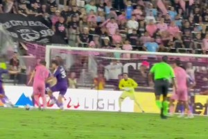 球王實力！現(xiàn)場實拍：多人合圍也攔不住梅西進球??