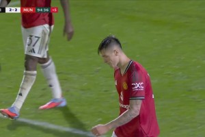 曼聯(lián)錯(cuò)失絕殺！姆伯莫傳中，舍什科射門被封堵再補(bǔ)射高出球門