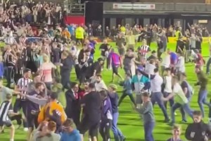 安保攔不住！曼聯(lián)罰丟點(diǎn)球的姆伯莫離場(chǎng)時(shí)，格林斯比球迷瘋狂嘲諷