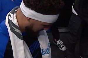 真愛??賽后球迷曾拿勇士11號(hào)找克萊簽名，克萊果斷拿過來簽了