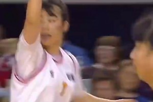 當(dāng)年中國女籃響當(dāng)當(dāng)?shù)娜宋铮】纯磸堟?zhèn)麟媽媽王芳，當(dāng)年是怎樣打球