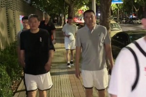 巴特爾曬老一代男籃飯后散步視頻：真想回到一起打球的日子