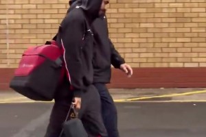 球迷拍到庫尼亞離開老特拉福德，看著沒什么大礙