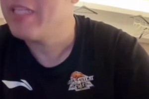 真要退了？此前韓德君在直播間落淚回應(yīng)退役：我的巔峰期已經(jīng)過(guò)了