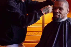 發(fā)型師給杜蘭特修頭發(fā)，隨便扒拉幾下輕松賺到幾百美金？??