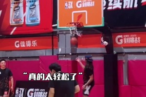 籃筐都扣歪了！??戈登中國(guó)行給球迷表演多記創(chuàng)意扣籃！