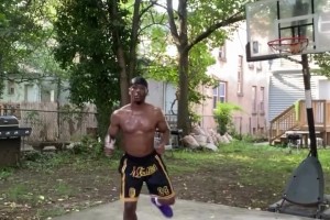 這籃筐質(zhì)量不行啊！戈登雙手暴力砸扣，籃筐直接變型下垂??