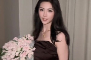 林葳送的嗎？卓識手捧一捧花身穿棕褐色裙子的轉場：美美出現(xiàn)一下
