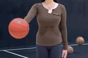 手還挺大??！??野球場(chǎng)肘姐曬視頻：你們能單手抓住球嗎？